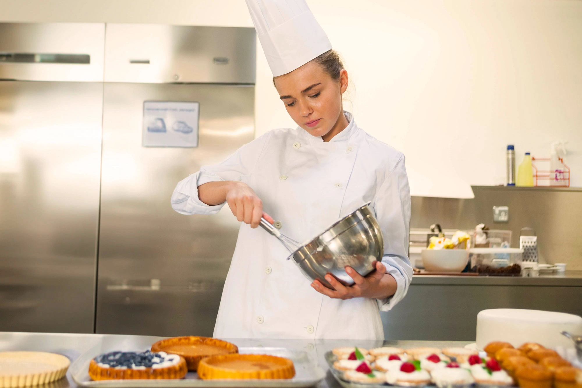 Pasticcera al lavoro in laboratorio