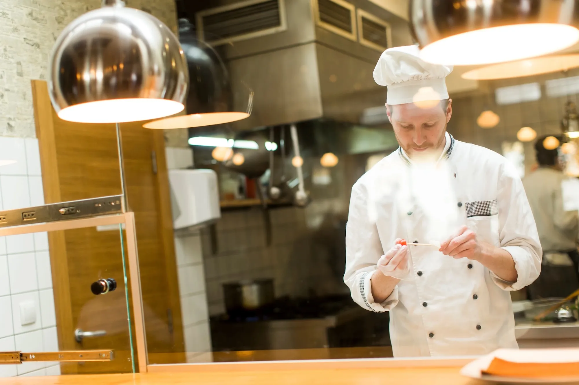 Chef al lavoro in una cucina professionale