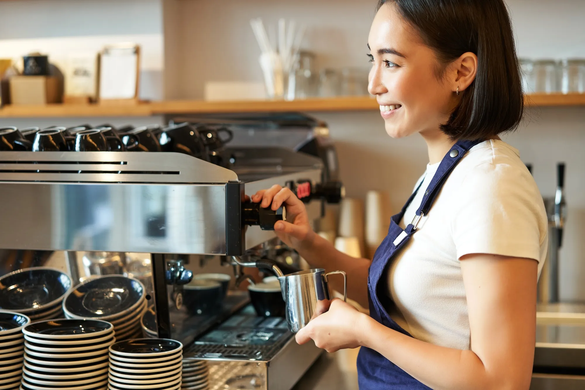 Barista al lavoro con una macchina da caffè professionale